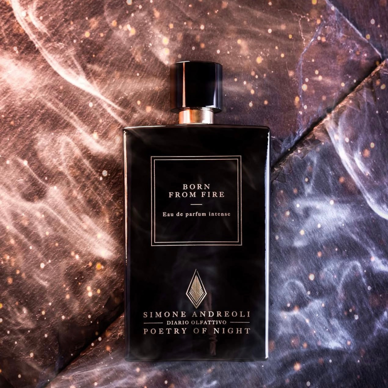 Simone Andreoli Born from Fire Parfum – Inszenierung