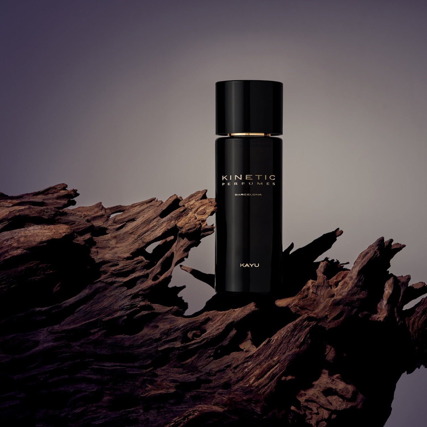 Kinetic Kayu Eau de Parfum Flakon inszeniert